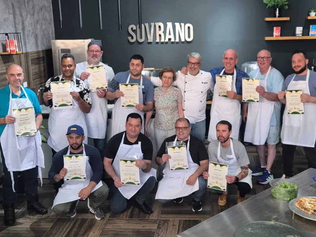 Todo el grupo reunido al final del curso, con los certificados en la mano.